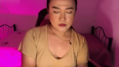 1lovelymess online show from November 14, 7:05 am