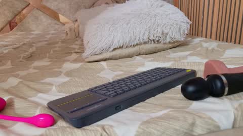 Khloe  online show from February 4, 8:13 pm