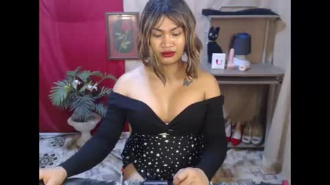 _urmorena_ online show from December 20, 2:45 pm