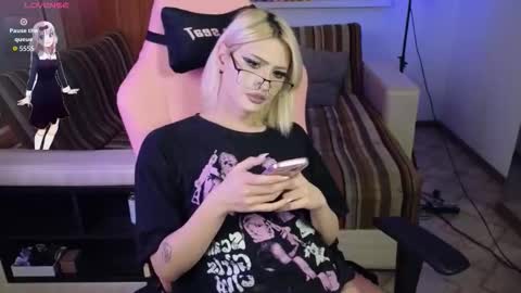 CorneliaLia inst  online show from November 27, 8:43 pm