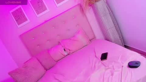 annie_dolce_ online show from February 15, 7:51 am