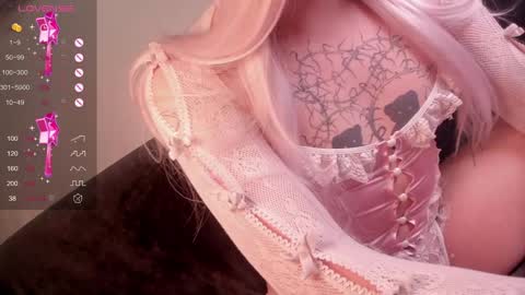 Snapshot of christinaloveu chatting on December 9, 8:01 pm crisss online show from December 9, 8:01 pm