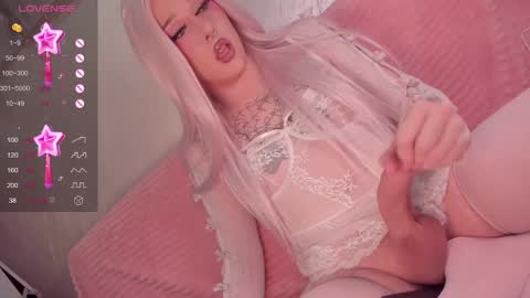 Snapshot of christinaloveu chatting on December 18, 10:02 pm crisss online show from December 18, 10:02 pm