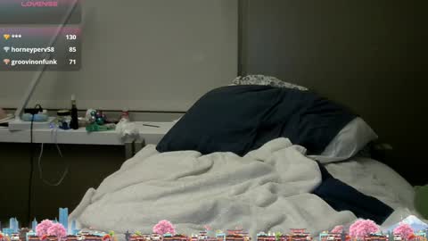 cuddleavenue online show from October 7, 2:01 am