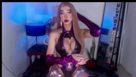 Snapshot of foxy_goddess chatting on October 27, 12:29 am foxy_goddess online show from October 27, 12:29 am