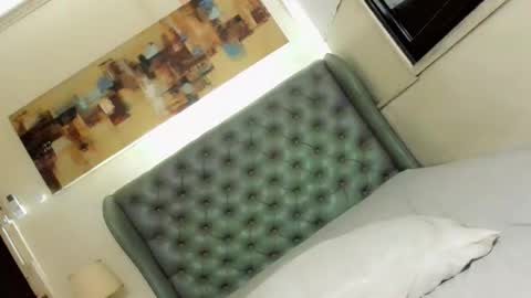 urGIRL online show from December 4, 10:30 am