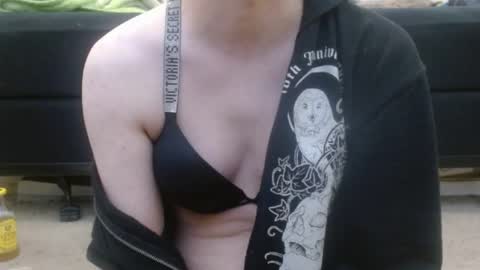 Holly Hawkes online show from March 8, 9:40 pm