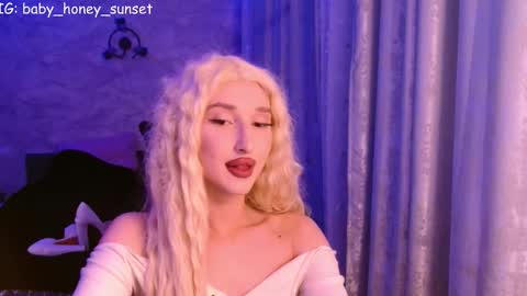 honey_sunset online show from January 17, 11:56 pm