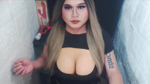 YOUR MAJESTY LUCY PEARL online show from December 5, 1:32 am