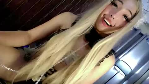 hotfucking_queen1111 online show from June 2, 8:27 am