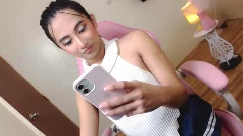 Snapshot of hugeasiancockandrea chatting on January 4, 11:22 am drea  online show from January 4, 11:22 am