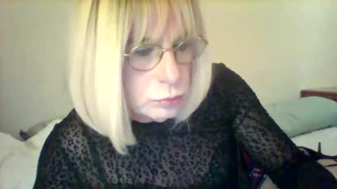 Snapshot of izzy_mchoney chatting on October 21, 12:25 am izzy_mchoney online show from October 21, 12:25 am