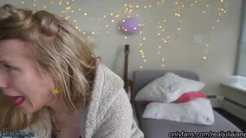 Julia Jane online show from May 25, 7:54 pm