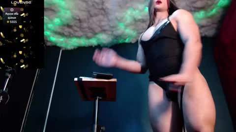 Layla   help me with your thumbs up its important  online show from November 13, 12:09 am