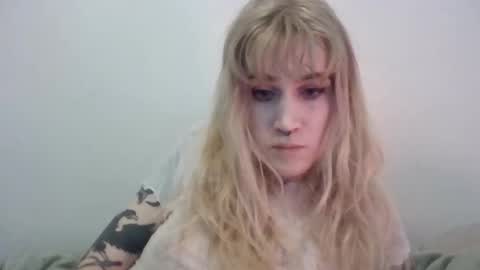 laylahloveless online show from September 9, 5:50 am