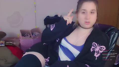 Snapshot of lil_alison_heart chatting on December 6, 2:33 pm Lil Alison Heart online show from December 6, 2:33 pm