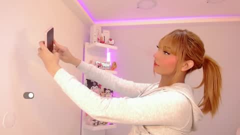 Snapshot of lisahadidd chatting on February 12, 5:26 am lisahadidd online show from February 12, 5:26 am