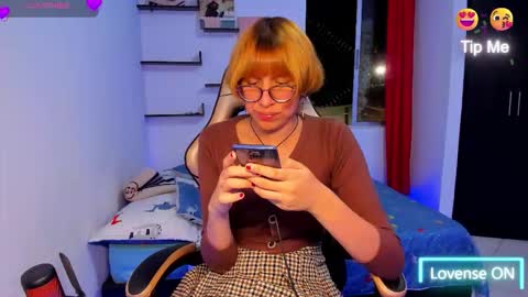 Snapshot of lolycore_x chatting on October 24, 3:00 am L O L Y online show from October 24, 3:00 am
