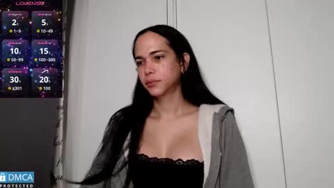 luara_ online show from November 16, 10:25 am