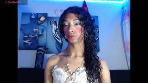 Snapshot of maidi_hot chatting on January 22, 10:07 am Bella Maidi online show from January 22, 10:07 am
