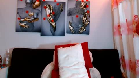 Snapshot of maidi_hot chatting on February 22, 12:08 pm Bella Maidi online show from February 22, 12:08 pm