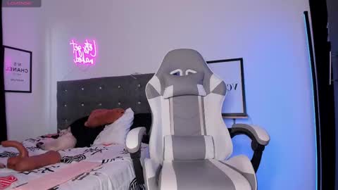 Snapshot of mia_ravenn chatting on February 16, 9:16 pm Mia online show from February 16, 9:16 pm