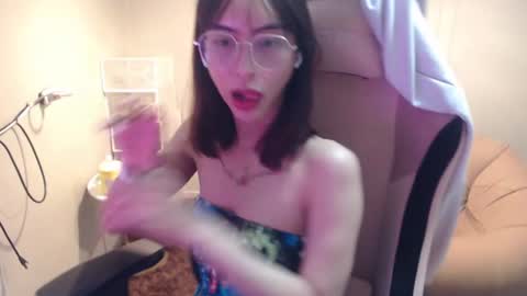 Snapshot of monstercockselfsuck chatting on February 14, 11:31 am ELYSE A SIMPLE GIRL online show from February 14, 11:31 am