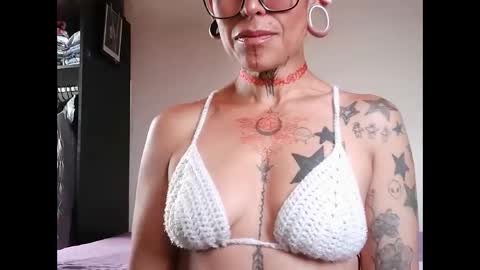 Snapshot of muscle_mommyy chatting on October 28, 1:09 pm arami online show from October 28, 1:09 pm