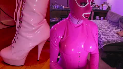pinklatexgurl online show from December 19, 11:21 pm