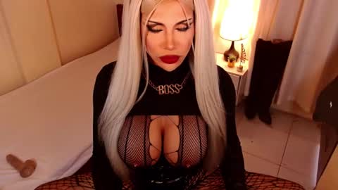 Snapshot of sensational_diva chatting on October 24, 1:43 am unstappable queen kate online show from October 24, 1:43 am