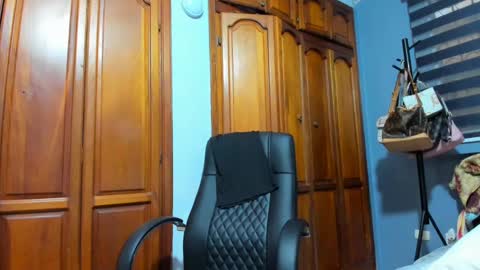 Snapshot of sexefantasia chatting on March 1, 11:37 pm HEY GUYS KEVIAM I    MY NEW  TWITTER IS anitalautter26 imstagran  anitalautter26 officialOFanitalautter online show from March 1, 11:37 pm