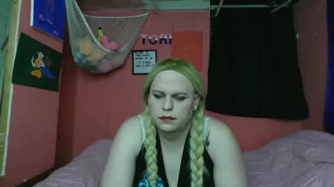 Snapshot of sluttytorismith chatting on February 12, 5:37 am Tori Smith online show from February 12, 5:37 am