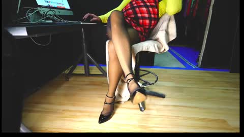 MISS SISSY CHERI online show from October 12, 4:53 pm