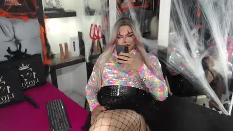 sophia_hott01 online show from October 31, 5:11 pm
