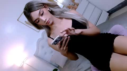 Snapshot of steffani_deluxe chatting on December 6, 6:42 am STEF online show from December 6, 6:42 am