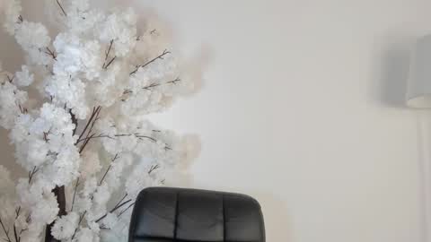 Snapshot of sweetsalice__ chatting on October 31, 9:23 pm Alice Woolridge online show from October 31, 9:23 pm