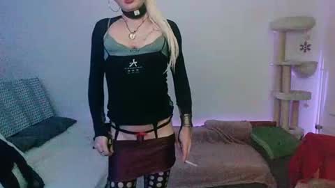 Snapshot of toyboybitchslut chatting on December 21, 6:19 am Patrizia online show from December 21, 6:19 am