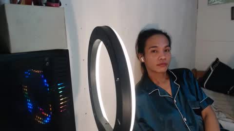 Amor  THUMBS-UP ME online show from February 6, 7:30 pm