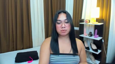 Karen Oquio online show from October 28, 1:03 am
