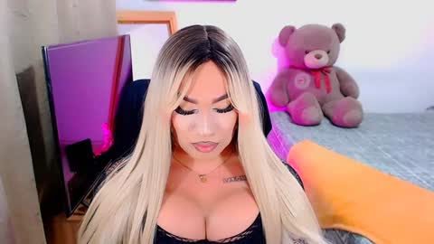 Snapshot of valentinaxqueen chatting on December 14, 12:22 am    online show from December 14, 12:22 am