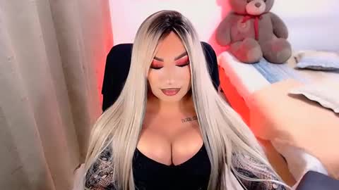 Snapshot of valentinaxqueen chatting on February 19, 2:01 am    online show from February 19, 2:01 am