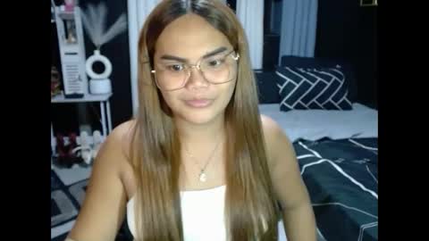 Kylie Smith online show from May 10, 5:51 pm