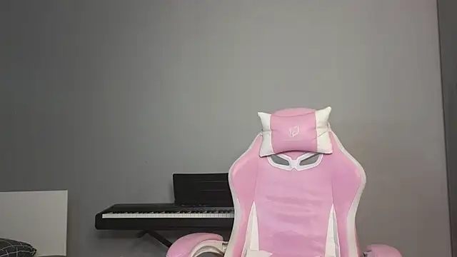 mollymila online show from February 25, 11:30 am