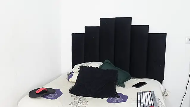 khloe kaczka  online show from February 19, 8:10 pm