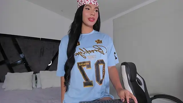 Snapshot of IsabelleFoxx_ chatting on October 21, 11:06 pm IsabelleFoxx online show from October 21, 11:06 pm