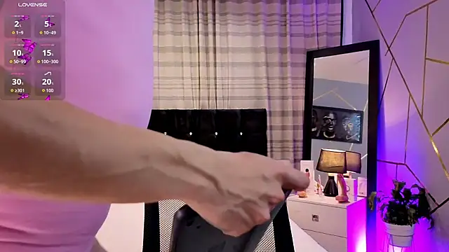 Megan Do Santos online show from December 20, 9:10 pm