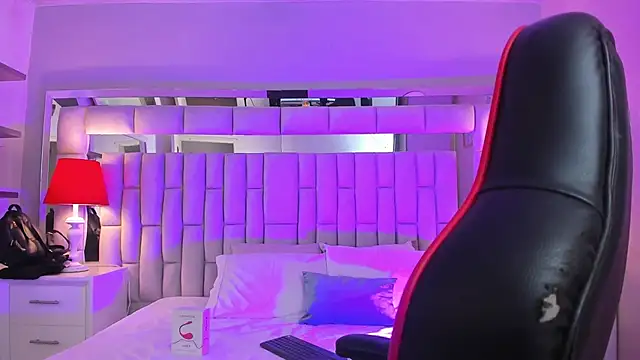 mariiahneedles online show from October 31, 4:11 am