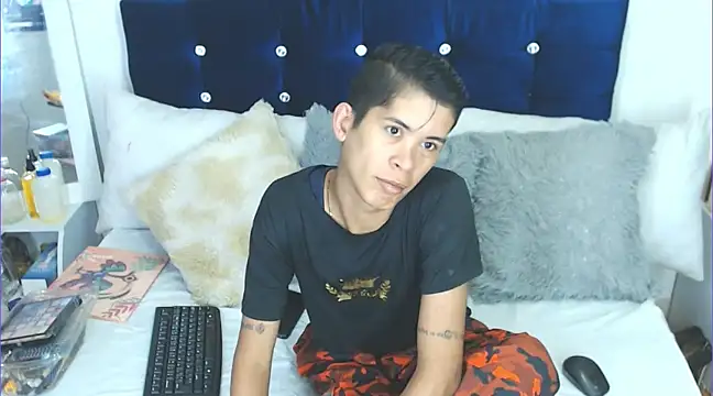 Snapshot of poison_girl21 chatting on January 27, 12:37 pm poison girl21 online show from January 27, 12:37 pm