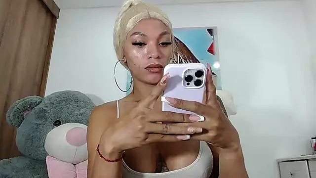 ebonyhotcats90 online show from December 15, 6:42 am