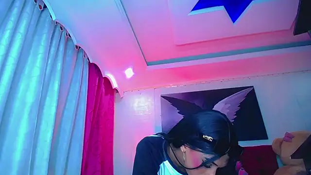 NahomiCamper online show from January 16, 1:36 am